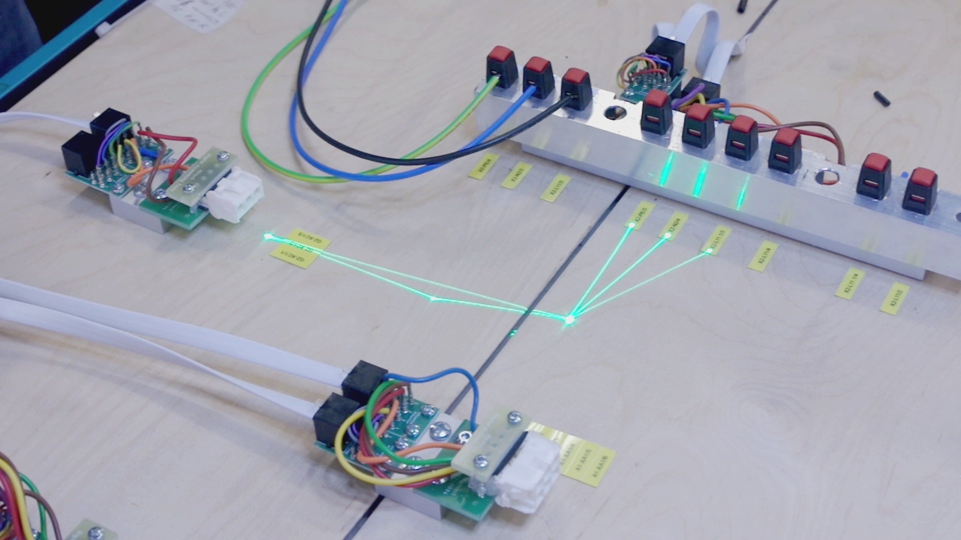 Kabelassistent Online-Shop für professionelle Kabelbaumfertigung: Werkzeuge, Kabelführung, Gegenstecker, Adapter, Messtechnik und Lösungen für die Kabelmontage.